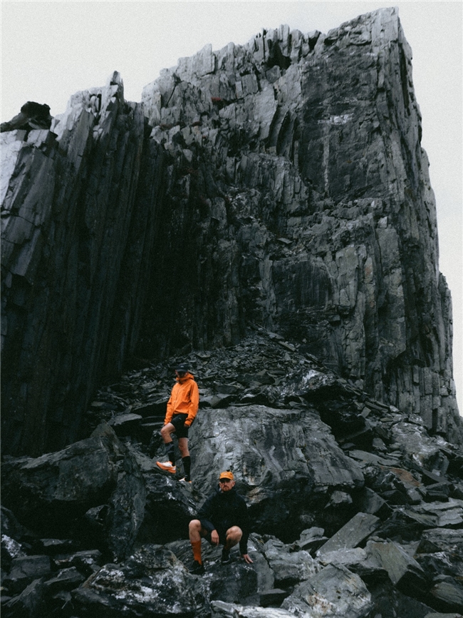 LI-NING x NīNEpointNīNE | 「LIGHT TRACKER」以光为引奔赴山野	