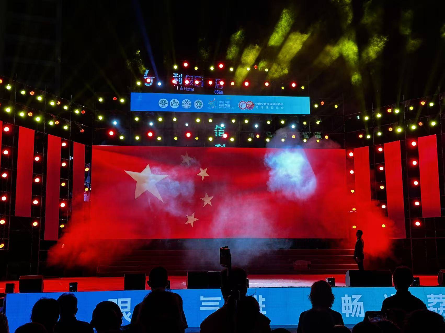 夜晚灯光下的人群AI 生成的内容可能不正确。