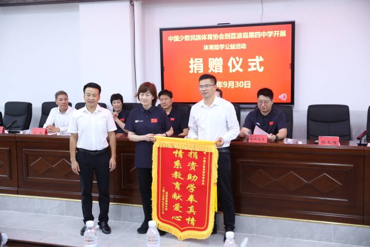 一群人站在桌子前AI 生成的内容可能不正确。